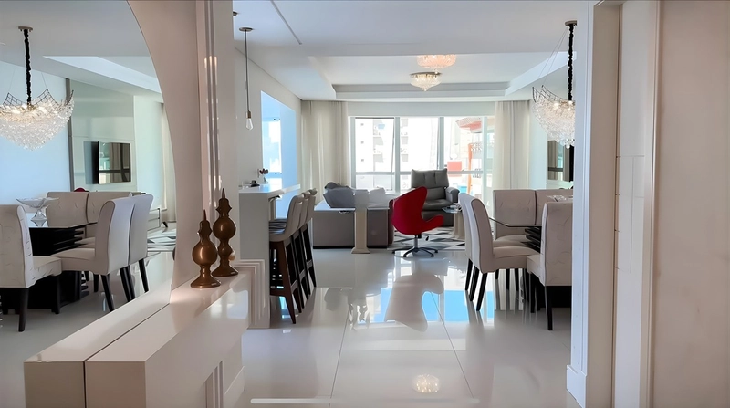 Vista e quadra mar no coração da Meia Praia: 2ª foto da galeria de imagens do imóvel