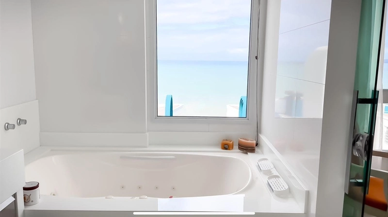 Vista e quadra mar no coração da Meia Praia: 5ª foto da galeria de imagens do imóvel