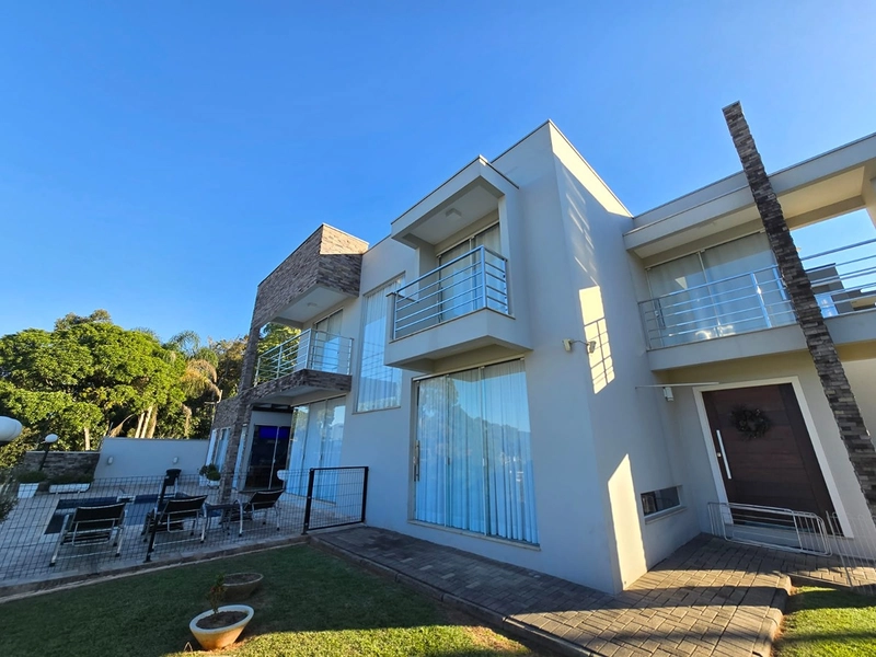 Belíssima Casa com Vista Panorâmica no Bairro Dom Joaquim – Brusque | 400m² | Piscina | 4 Vagas: 1ª foto da galeria de imagens do imóvel