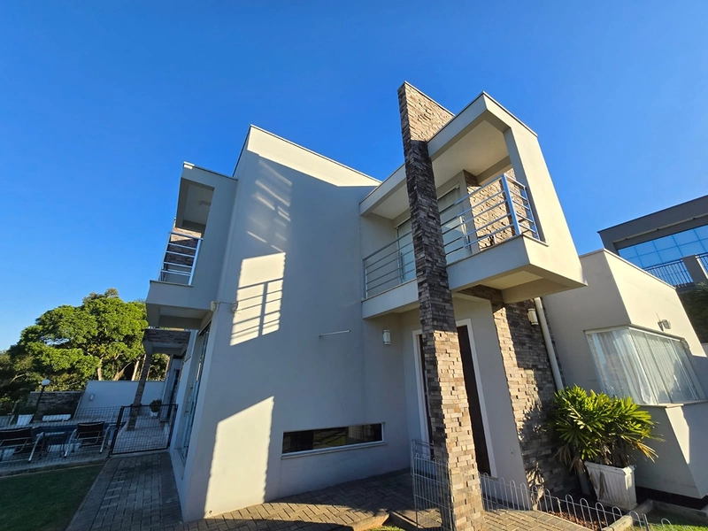 Belíssima Casa com Vista Panorâmica no Bairro Dom Joaquim – Brusque | 400m² | Piscina | 4 Vagas: 3ª foto da galeria de imagens do imóvel