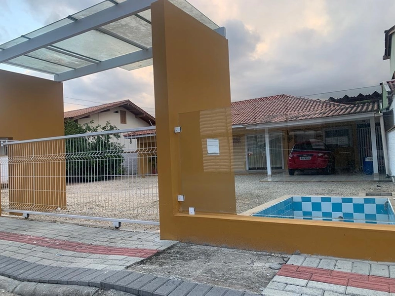 Casa à Venda em Guabiruba Centro com 3 Quartos e Piscina – 360m² de Terreno: 6ª foto da galeria de imagens do imóvel