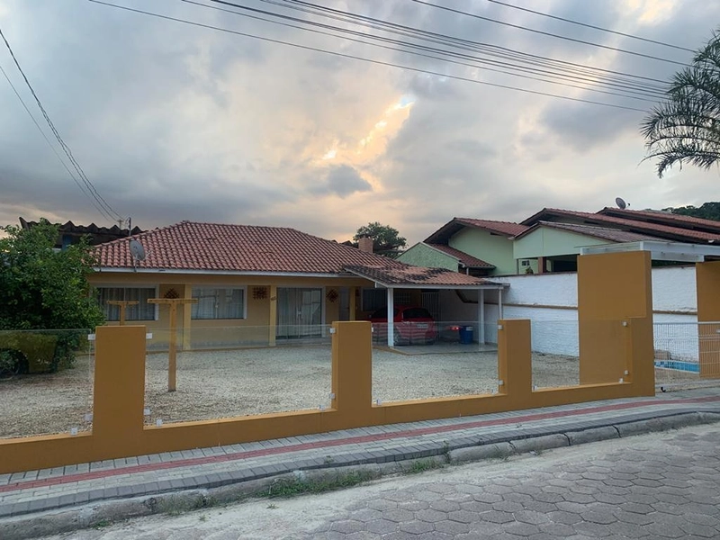 Casa à Venda em Guabiruba Centro com 3 Quartos e Piscina – 360m² de Terreno: 3ª foto da galeria de imagens do imóvel