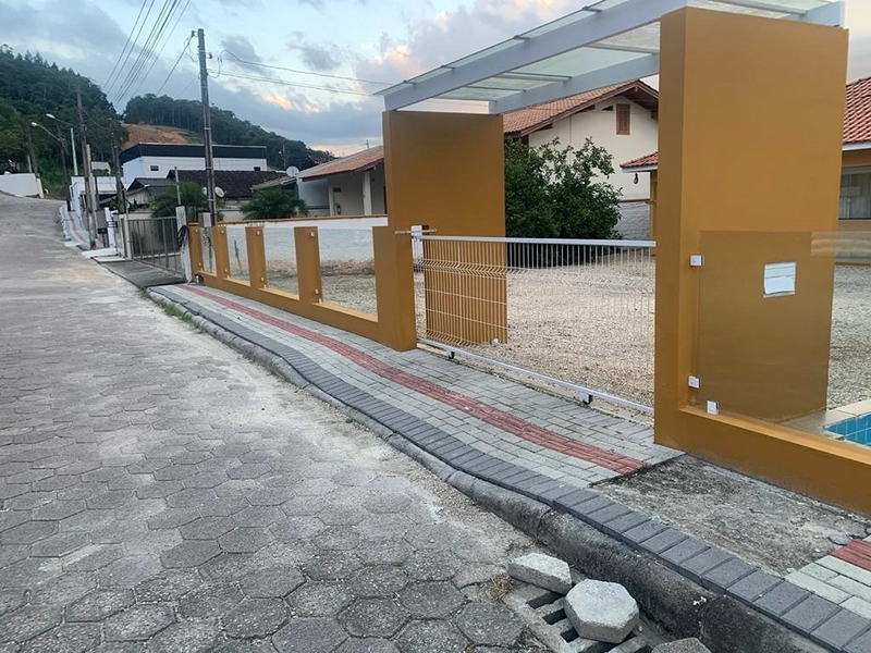 Casa à Venda em Guabiruba Centro com 3 Quartos e Piscina – 360m² de Terreno: 4ª foto da galeria de imagens do imóvel