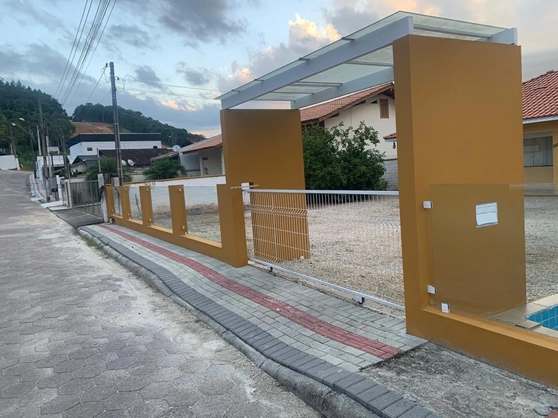 Casa à Venda em Guabiruba Centro com 3 Quartos e Piscina – 360m² de Terreno: 5ª foto da galeria de imagens do imóvel