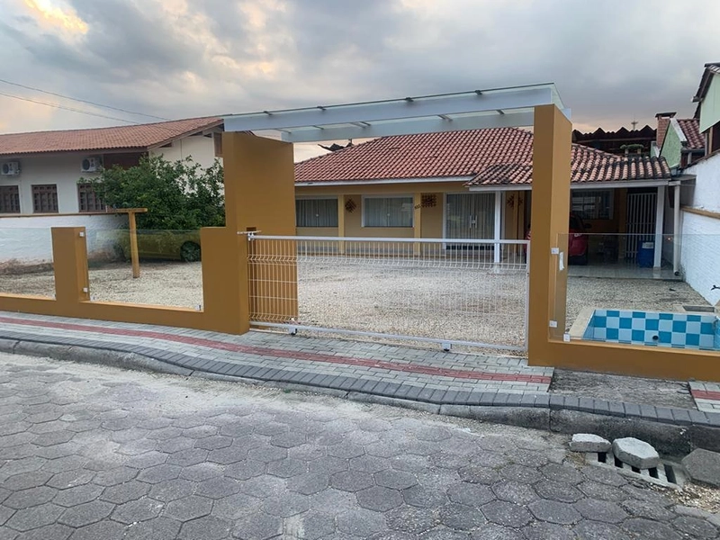 Casa à Venda em Guabiruba Centro com 3 Quartos e Piscina – 360m² de Terreno: 2ª foto da galeria de imagens do imóvel