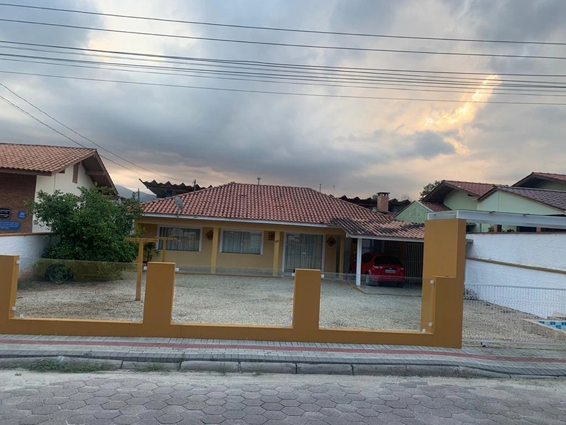 Casa à Venda em Guabiruba Centro com 3 Quartos e Piscina – 360m² de Terreno: 1ª foto da galeria de imagens do imóvel