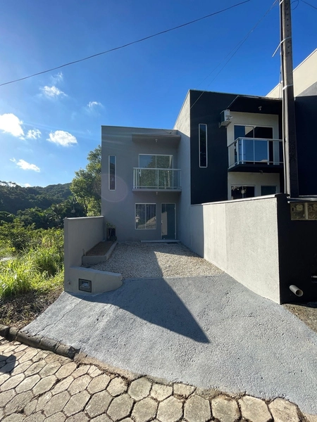 Sobrado Geminado à Venda Bairro Azambuja | 78m² | Mobiliado | R$ 299.000: 1ª foto da galeria de imagens do imóvel