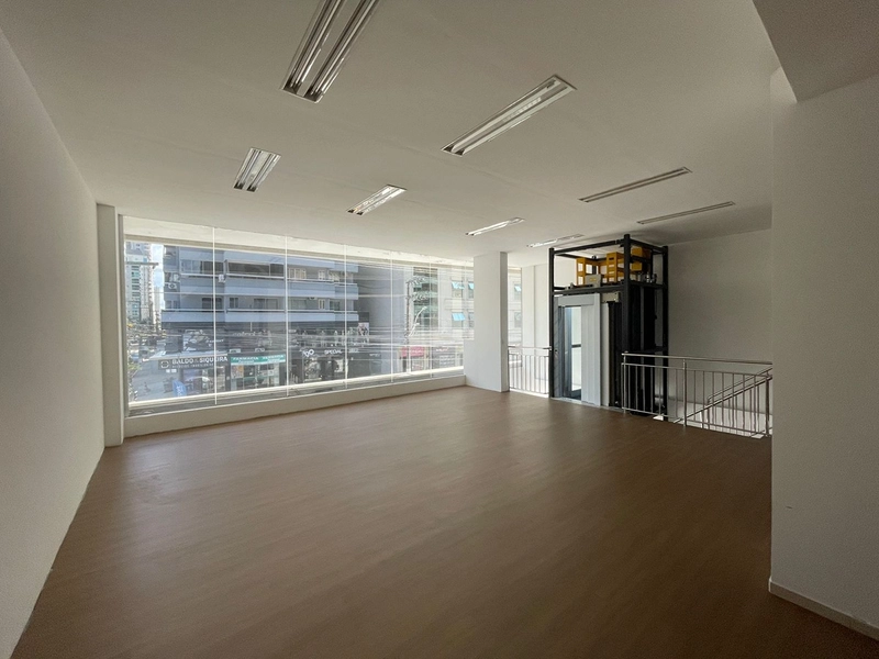 SALA COMERCIAL PARA LOCAÇÃO – FRENTE AVENIDA | MEIA PRAIA: 1ª foto da galeria de imagens do imóvel