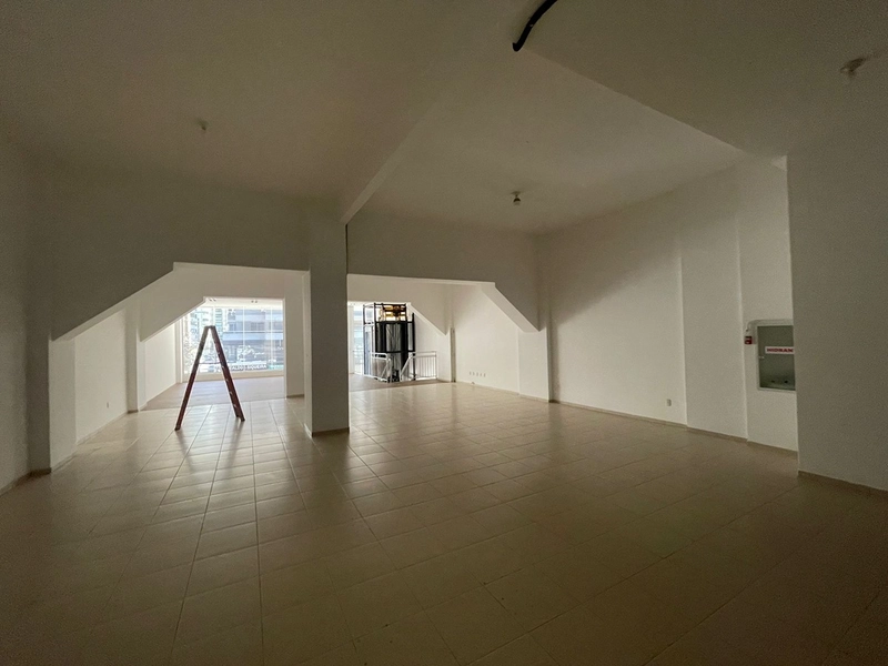 SALA COMERCIAL PARA LOCAÇÃO – FRENTE AVENIDA | MEIA PRAIA: 3ª foto da galeria de imagens do imóvel