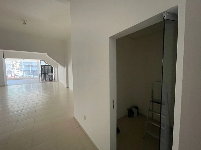 SALA COMERCIAL PARA LOCAÇÃO – FRENTE AVENIDA | MEIA PRAIA: 4ª foto da galeria de imagens do imóvel