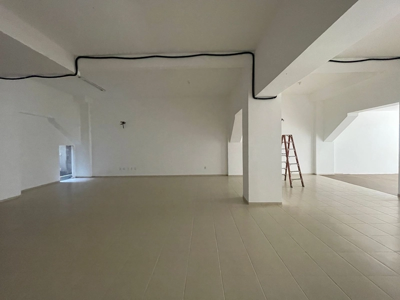 SALA COMERCIAL PARA LOCAÇÃO – FRENTE AVENIDA | MEIA PRAIA: 5ª foto da galeria de imagens do imóvel