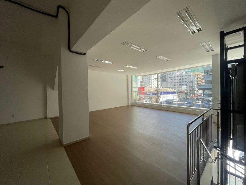 SALA COMERCIAL PARA LOCAÇÃO – FRENTE AVENIDA | MEIA PRAIA: 2ª foto da galeria de imagens do imóvel