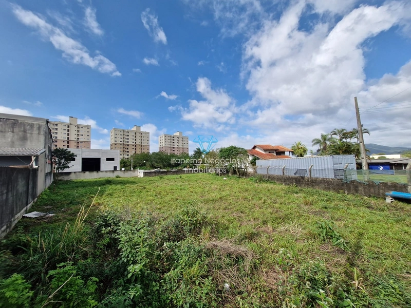 Excelente oportunidade para quem busca um terreno amplo e bem localizado no bairro Morretes, em Itapema.  CARACTERÍSTICAS:  1.080 m² de área Amplo espaço para diferentes possibilidades de utilização Fácil acesso Excelente localização no bairro Morretes  VALORES:  Aluguel: R$ 3.000,00 mensais IPTU: Incluso no valor da locação  Uma ótima opção para quem precisa de espaço e localização estratégica.  Entre em contato para mais informações e agende uma visita.: 2ª foto da galeria de imagens do imóvel