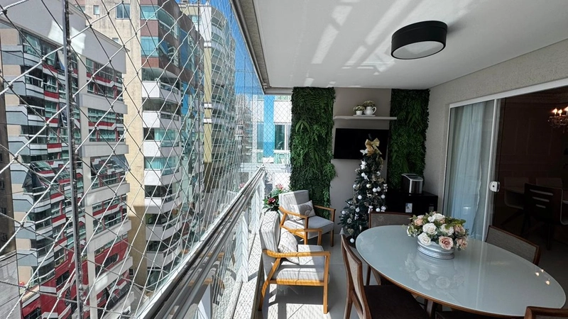 Apartamento com 3 Suítes e 3 Vagas na Segunda Quadra do Mar – 158 m² de Área Privativa: 1ª foto da galeria de imagens do imóvel