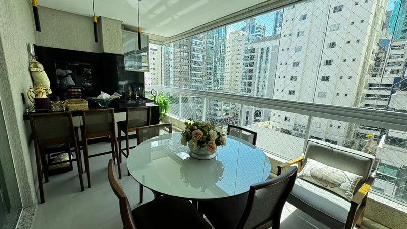 Apartamento com 3 Suítes e 3 Vagas na Segunda Quadra do Mar – 158 m² de Área Privativa: 3ª foto da galeria de imagens do imóvel