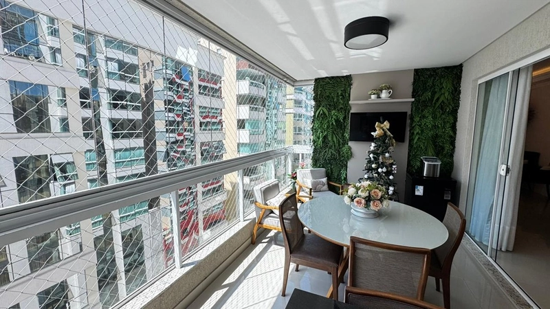 Apartamento com 3 Suítes e 3 Vagas na Segunda Quadra do Mar – 158 m² de Área Privativa: 2ª foto da galeria de imagens do imóvel