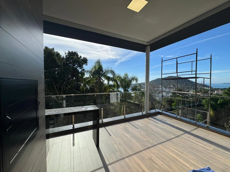 Casa de Alto Padrão em Condomínio Fechado em Bombinhas/SC: 2ª foto da galeria de imagens do imóvel