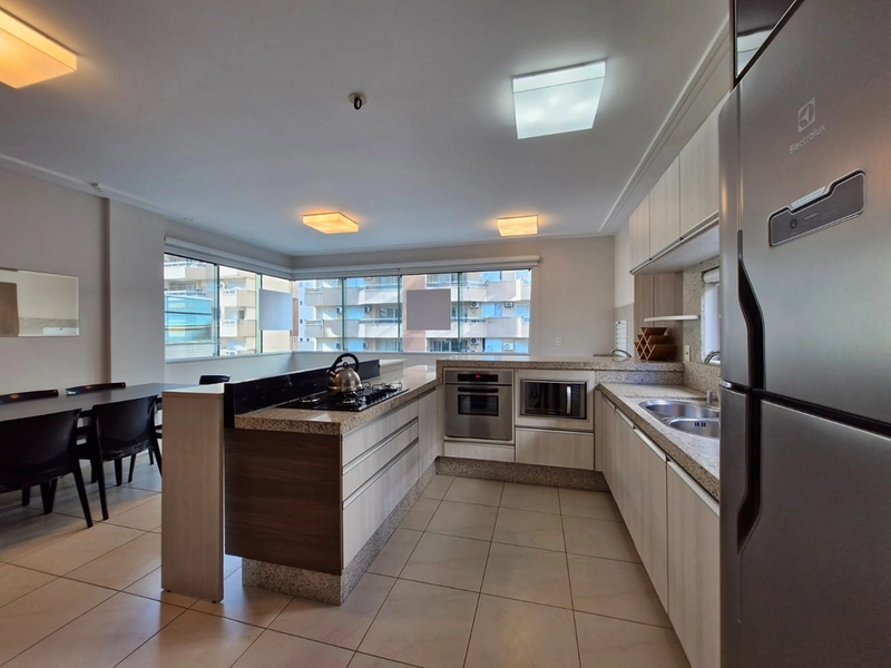 Belíssimo Apartamento localizado na região central de meia praia, apenas 250  metros do mar!: 3ª foto da galeria de imagens do imóvel