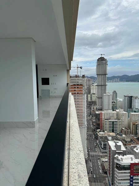 Luxo e Conforto Frente à Avenida Nereu Ramos em Itapema, SC: 3ª foto da galeria de imagens do imóvel