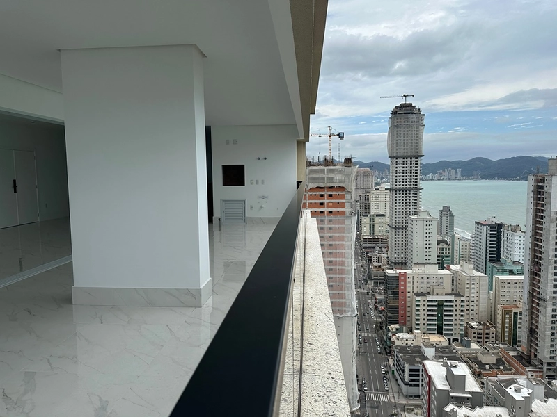 Luxo e Conforto Frente à Avenida Nereu Ramos em Itapema, SC: 2ª foto da galeria de imagens do imóvel