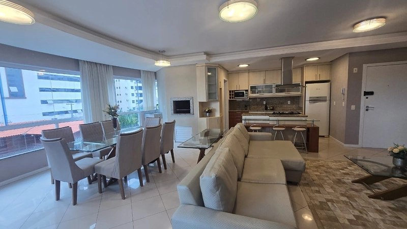 AMPLO APARTAMENTO DIFERENCIADO NA MEIA PRAIA – A 400M DO MAR: 1ª foto da galeria de imagens do imóvel