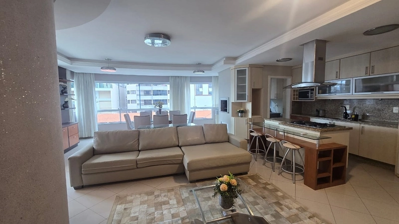 AMPLO APARTAMENTO DIFERENCIADO NA MEIA PRAIA – A 400M DO MAR: 3ª foto da galeria de imagens do imóvel