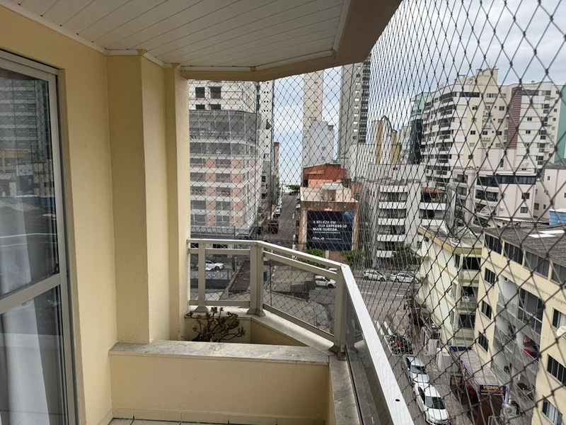 Amplo apartamento mobiliado para locação na Meia Praia: 2ª foto da galeria de imagens do imóvel