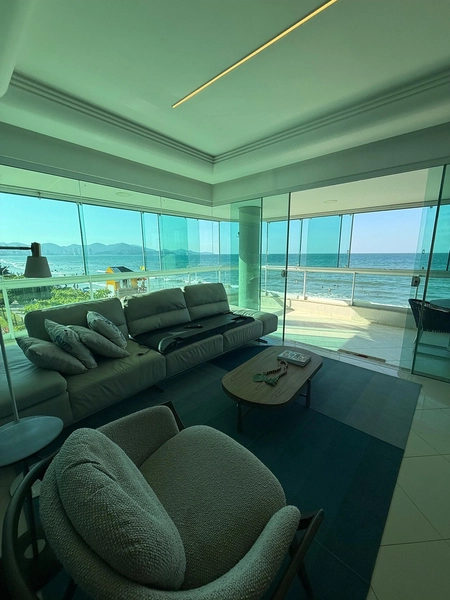 Requinte, frente ao mar, localizado em Meia Praia.: 4ª foto da galeria de imagens do imóvel