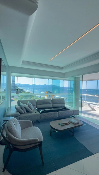 Requinte, frente ao mar, localizado em Meia Praia.: 5ª foto da galeria de imagens do imóvel