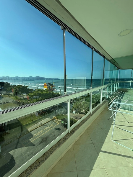 Requinte, frente ao mar, localizado em Meia Praia.: 2ª foto da galeria de imagens do imóvel