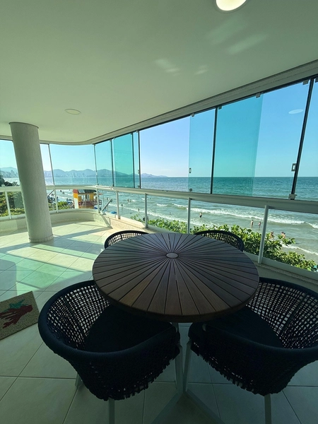 Requinte, frente ao mar, localizado em Meia Praia.: 8ª foto da galeria de imagens do imóvel