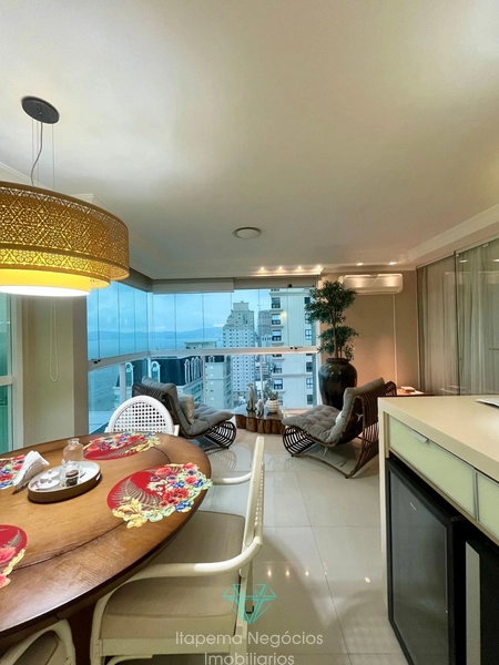Apartamento com 04 Suítes Finamente Mobiliado, com vista mar: 1ª foto da galeria de imagens do imóvel