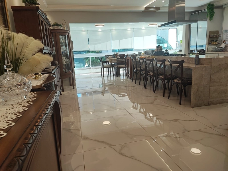 APARTAMENTO DIFERENCIADO – QUADRA MAR | FRENTE AV. NEREU RAMOS: 1ª foto da galeria de imagens do imóvel