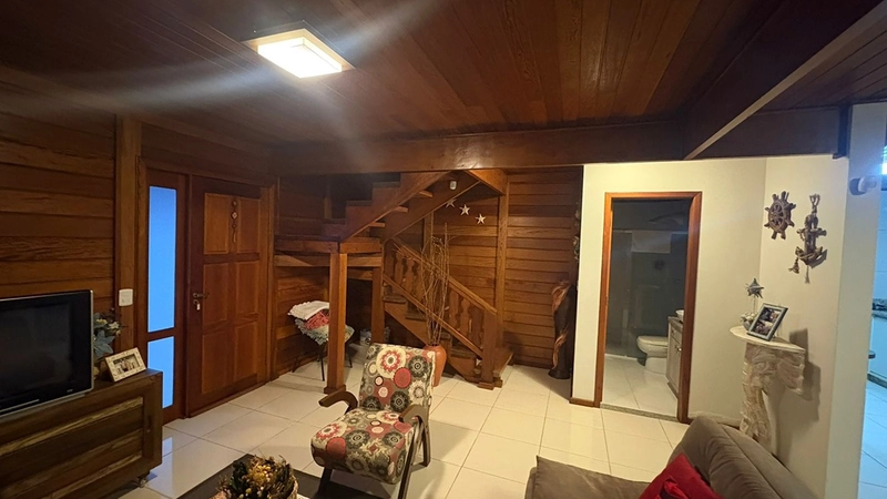 Casa à Venda – Meia Praia: 3ª foto da galeria de imagens do imóvel