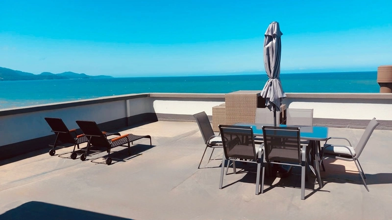 REALIZE UM SONHO! Apartamento Duplex na cobertura frente mar no bairro Meia Praia- Itapema SC: 1ª foto da galeria de imagens do imóvel