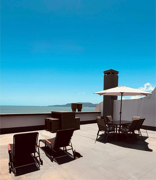 REALIZE UM SONHO! Apartamento Duplex na cobertura frente mar no bairro Meia Praia- Itapema SC: 2ª foto da galeria de imagens do imóvel