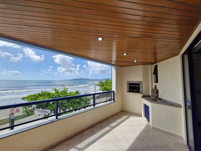 Conforto e exclusividade de frente para o mar em Meia Praia: 2ª foto da galeria de imagens do imóvel