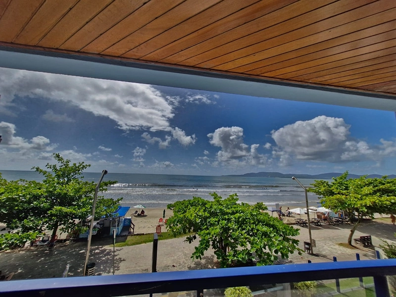 Conforto e exclusividade de frente para o mar em Meia Praia: 3ª foto da galeria de imagens do imóvel