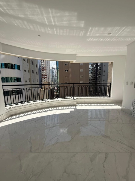 Apartamento à Venda em Meia Praia – Alto Padrão: 3ª foto da galeria de imagens do imóvel