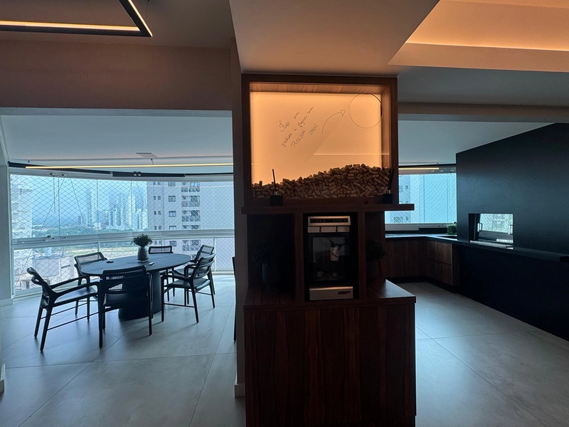 Frente para a avenida. 4 Suítes, 3 Vagas com 331,15m² Privativos: 4ª foto da galeria de imagens do imóvel