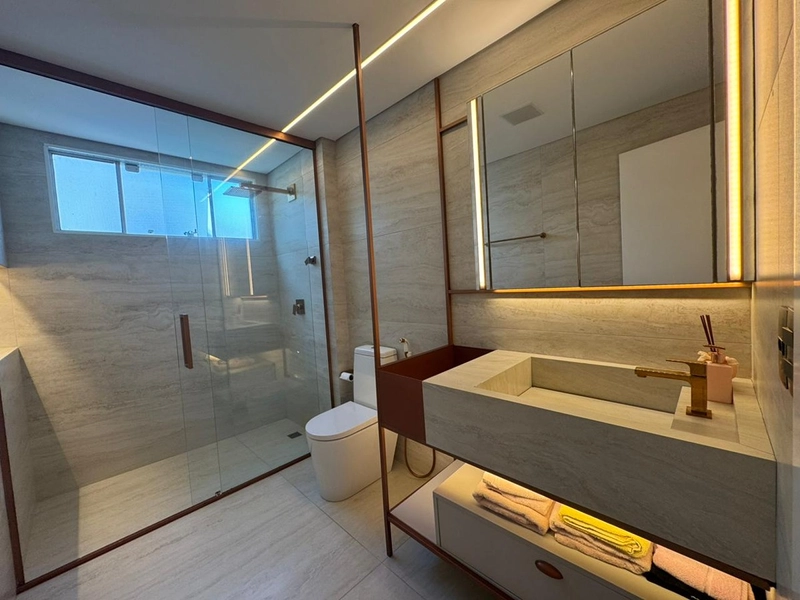 Frente para a avenida. 4 Suítes, 3 Vagas com 331,15m² Privativos: 57ª foto da galeria de imagens do imóvel