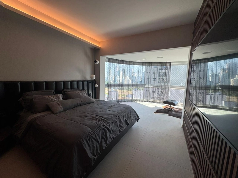 Frente para a avenida. 4 Suítes, 3 Vagas com 331,15m² Privativos: 42ª foto da galeria de imagens do imóvel