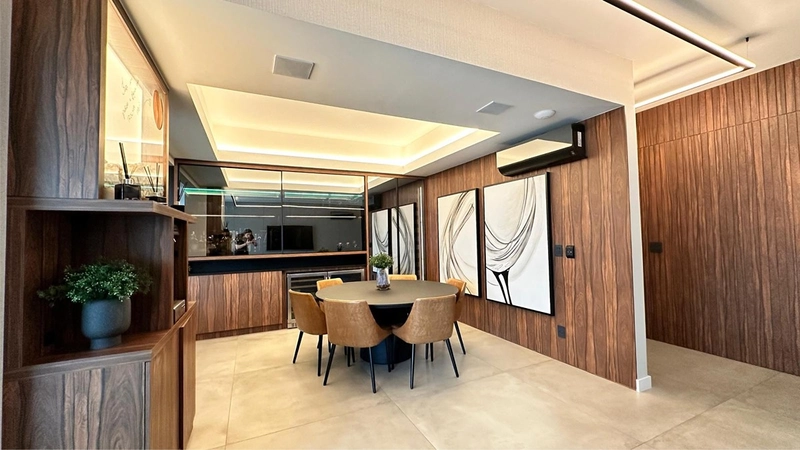 Frente para a avenida. 4 Suítes, 3 Vagas com 331,15m² Privativos: 5ª foto da galeria de imagens do imóvel