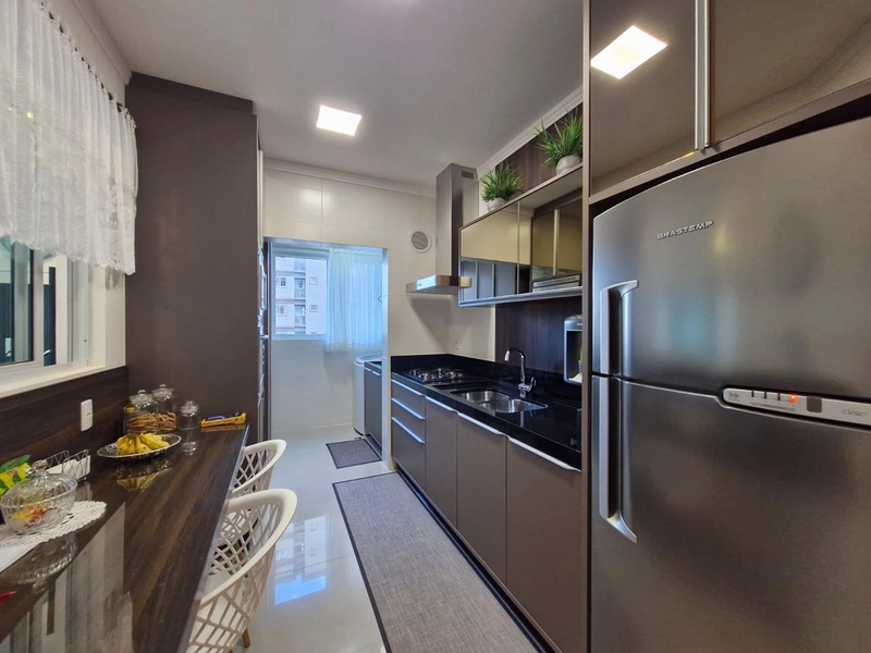 Apartamento com 3 suítes e 2 vagas na Meia Praia: 3ª foto da galeria de imagens do imóvel