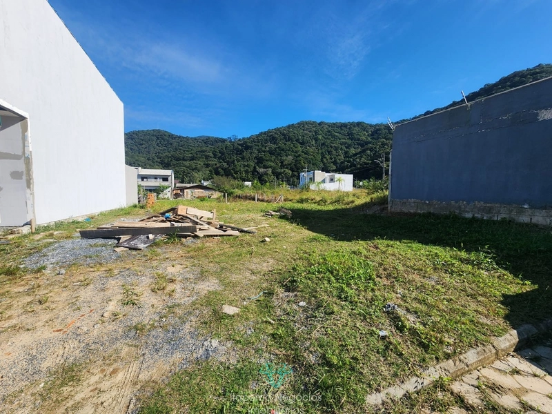 Terreno com 309m², pavimentado, perto do mar: 1ª foto da galeria de imagens do imóvel