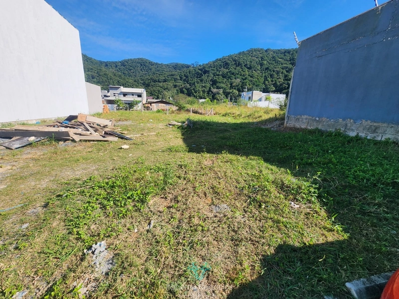 Terreno com 309m², pavimentado, perto do mar: 3ª foto da galeria de imagens do imóvel