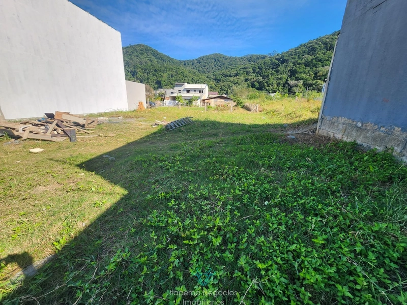 Terreno com 309m², pavimentado, perto do mar: 2ª foto da galeria de imagens do imóvel