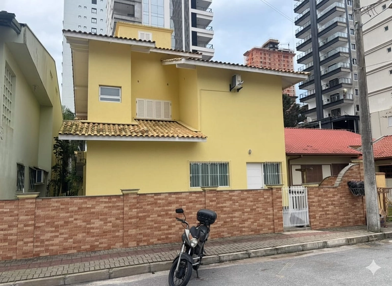 REALIZE UM SONHO! Belissima residência localizada no bairo Balneario Pereque a poucos metros do mar.: 2ª foto da galeria de imagens do imóvel