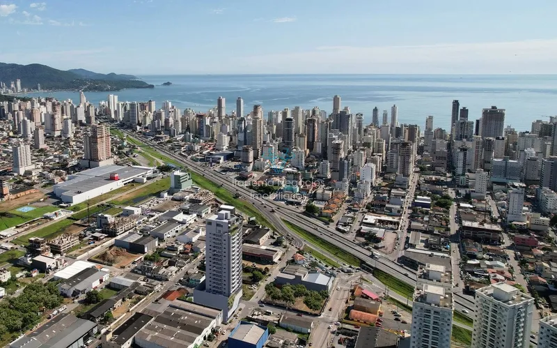 Apartamento bem localizado com 02 Dormitórios e 03 Vagas de Garagem: 2ª foto da galeria de imagens do imóvel