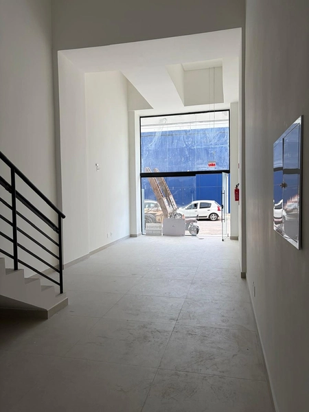 SALA COMERCIAL TÉRREA PARA LOCAÇÃO – MEIA PRAIA: 2ª foto da galeria de imagens do imóvel